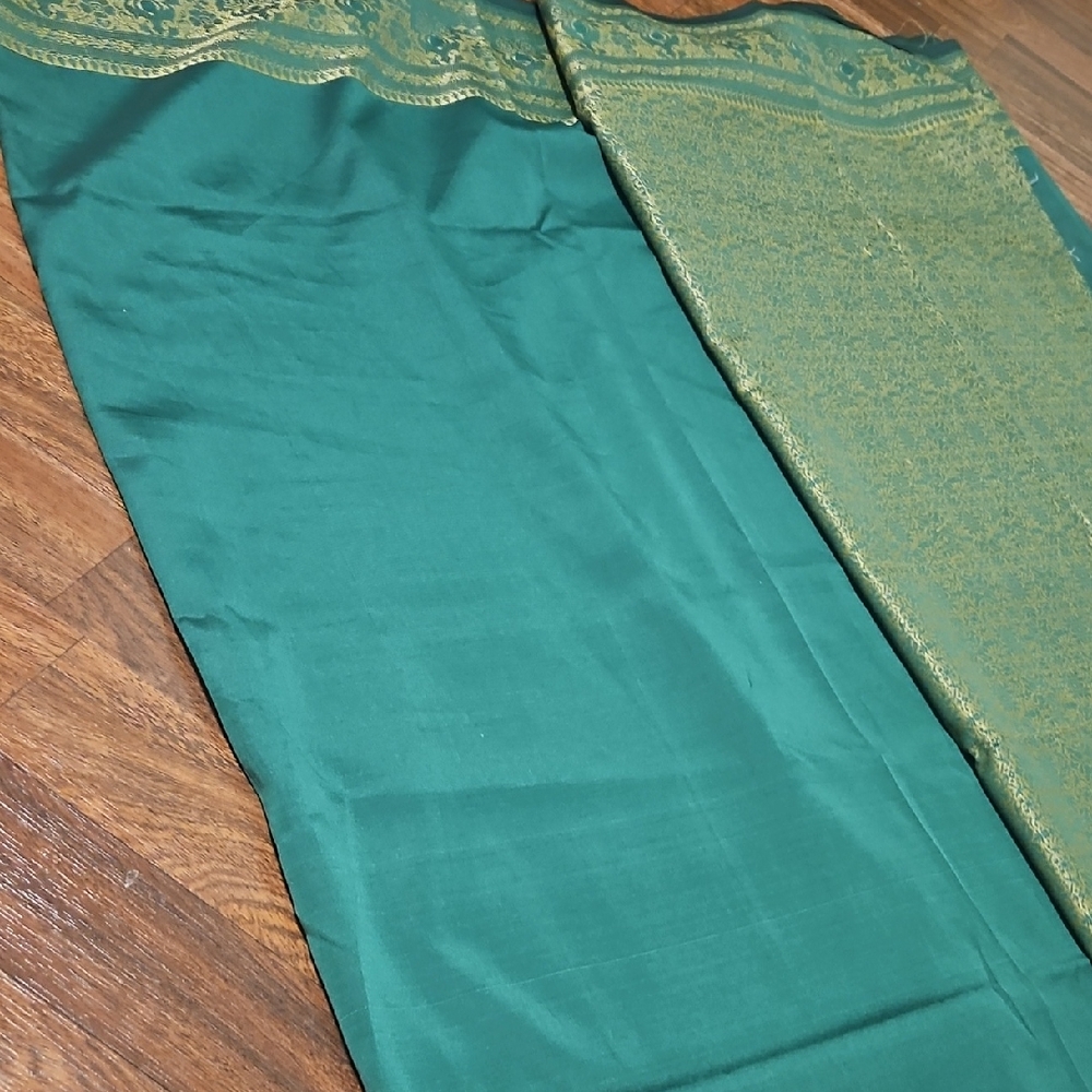SOLD! Elegant Green and Gold Saree With Blouse Piece. Saree Looks Very Green